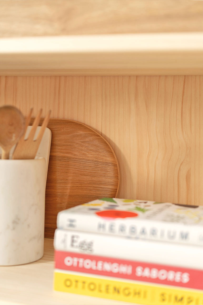 Imagen de ambiente 3 para:Vitrina de madera maciza pequeña